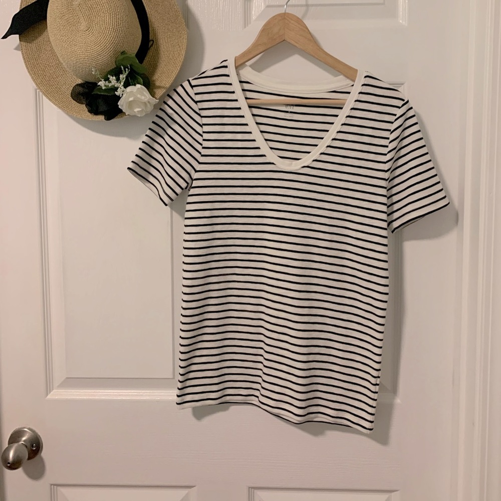 Gap U Neck Tee